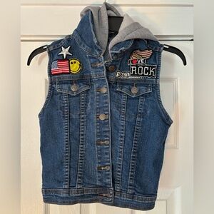 ChiQle Vintage Blue Denim Vest Patches and Hood Size Small‎ EUC